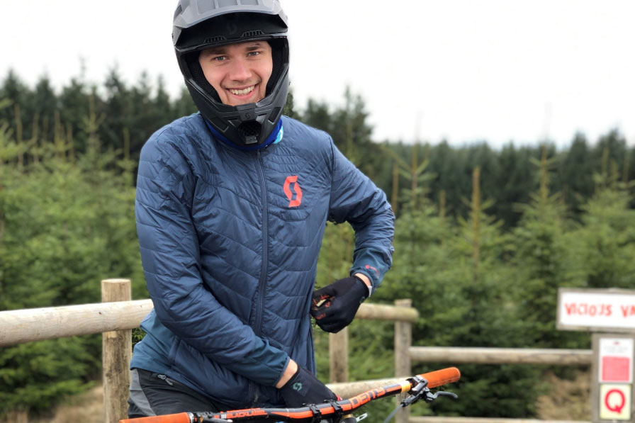 Downhill-syklist Simen Smestad på downhillsykkel med Shimano-komponenter.