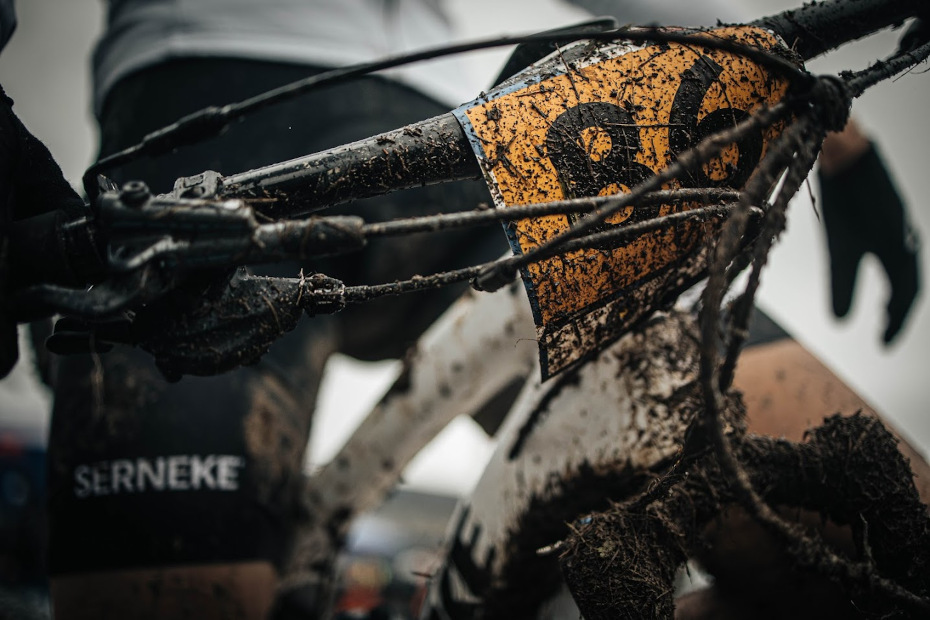 MTB-cyklisten Oscar Lind i cykelkläder, hjälm och glasögon före start i MTB-världscupen