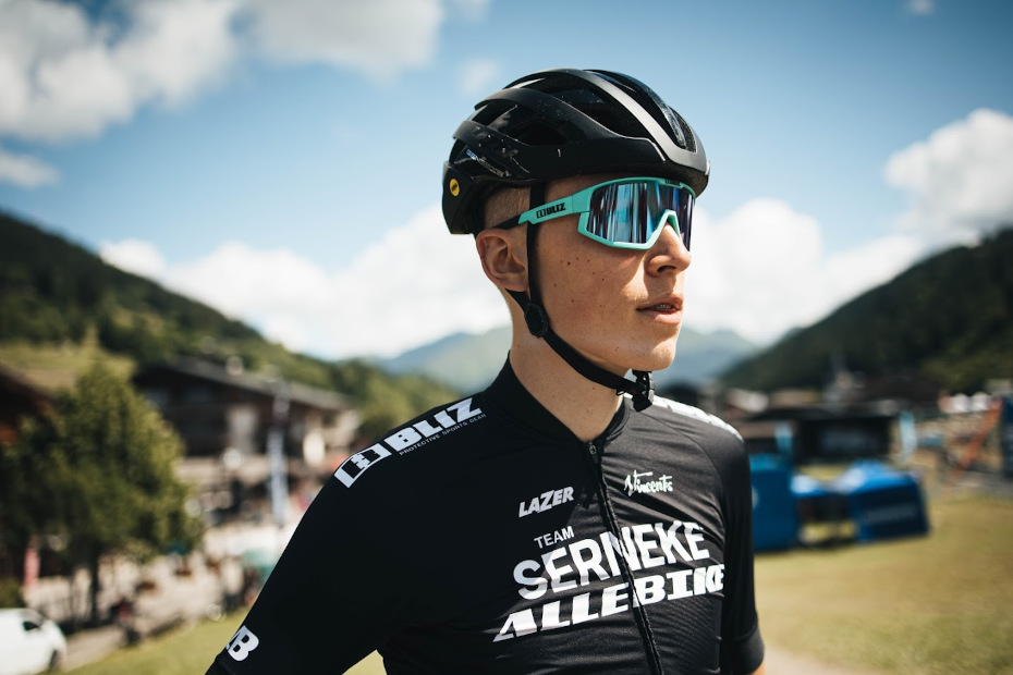 Oscar Lind med tröjan öppen i en utförskurva på en Allebike Majestic med Shimano XTR i MTB-världscupen