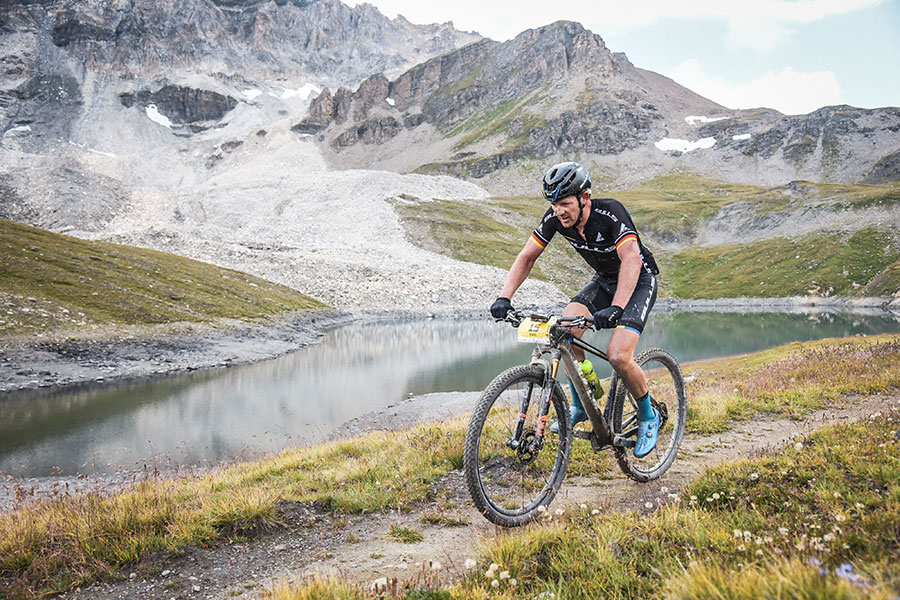 Karl Platt auf dem Mountainbike.