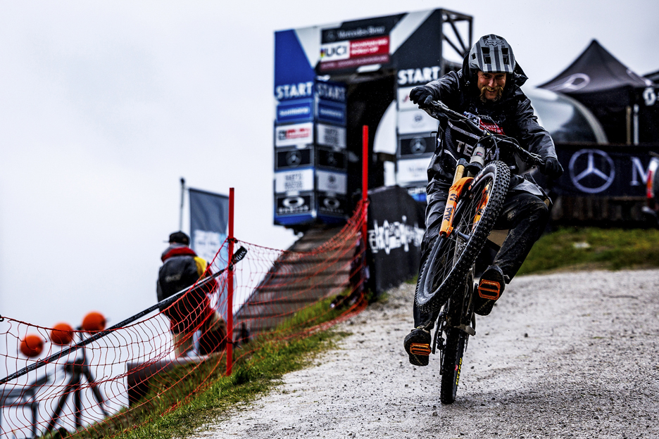 Steve Peat doet een wheelie op zijn fiets 