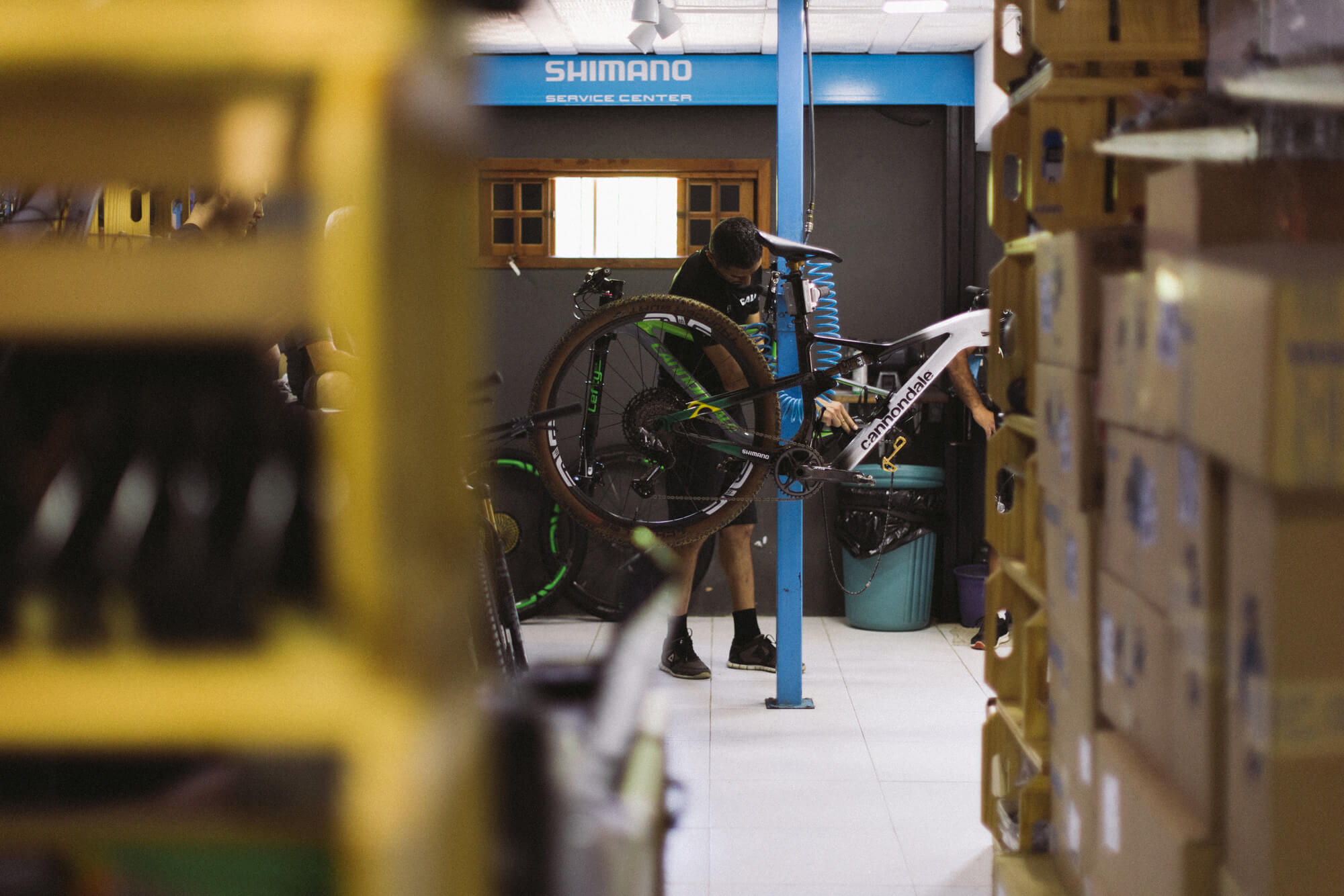 Een mecanicien bouwt een Shimano XTR-mountainbike op