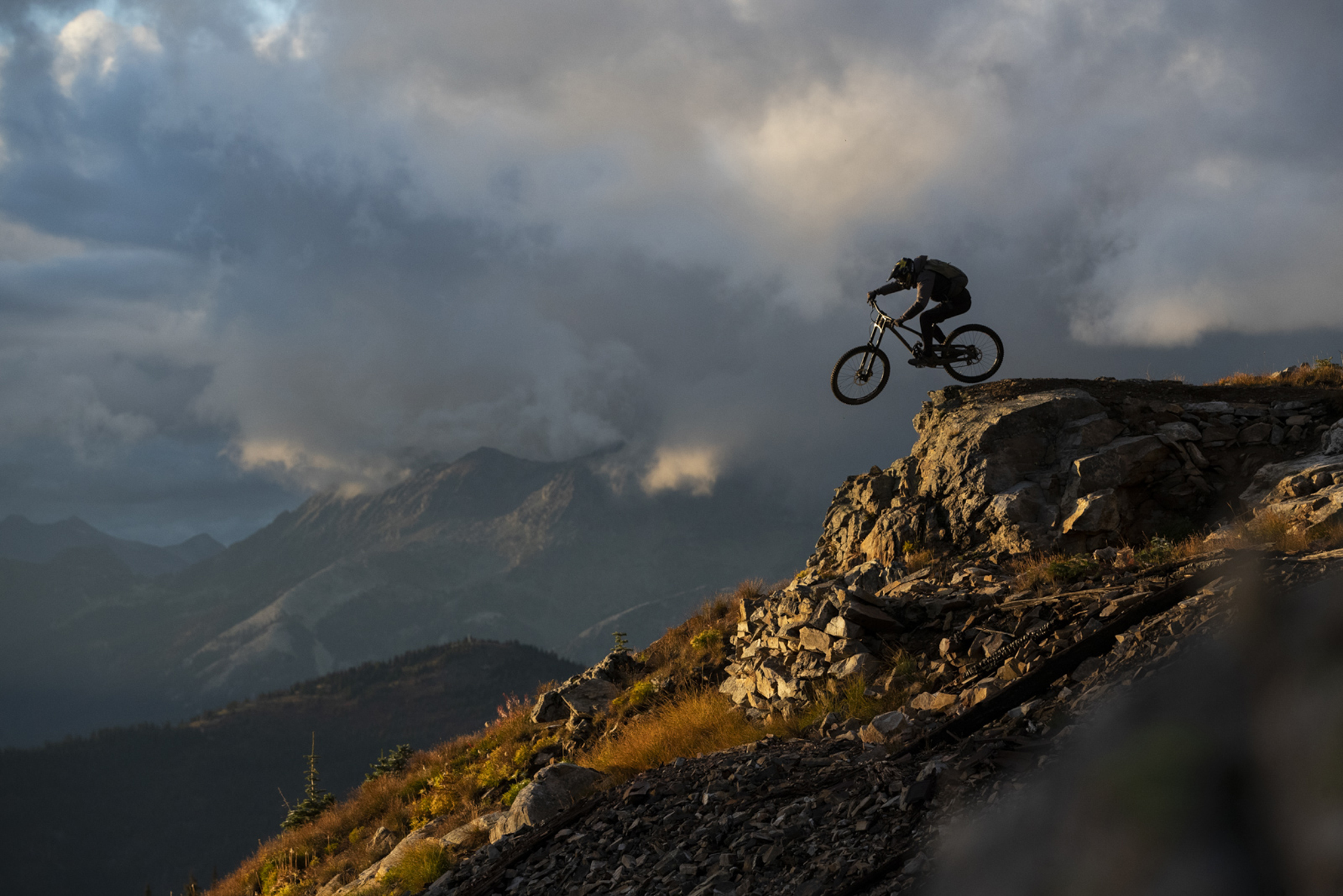 Kurt Sorge springt van een rots op zijn Evil downhillmountainbike 