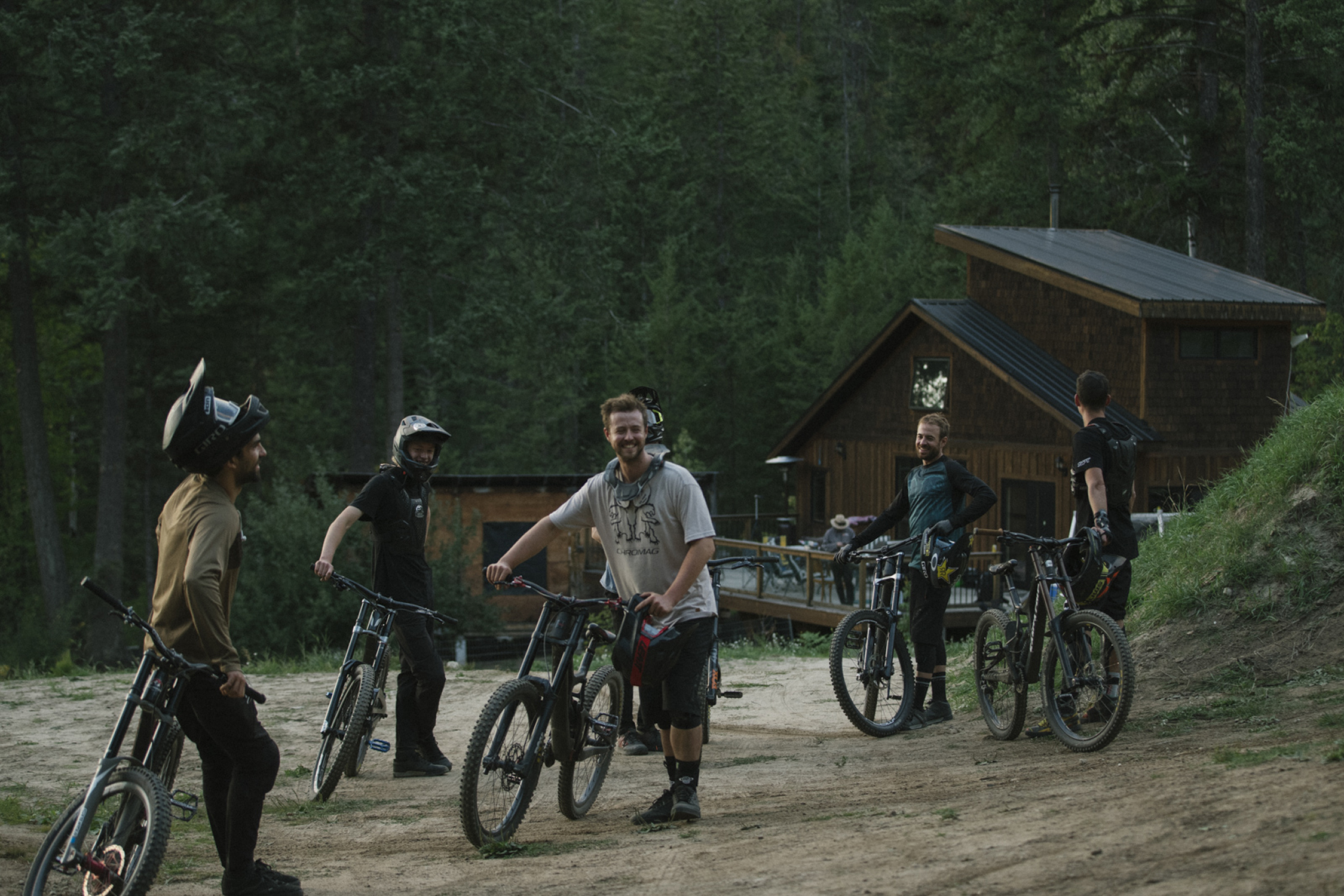 grupo de mountain bikers dando saltos na casa de Kurt