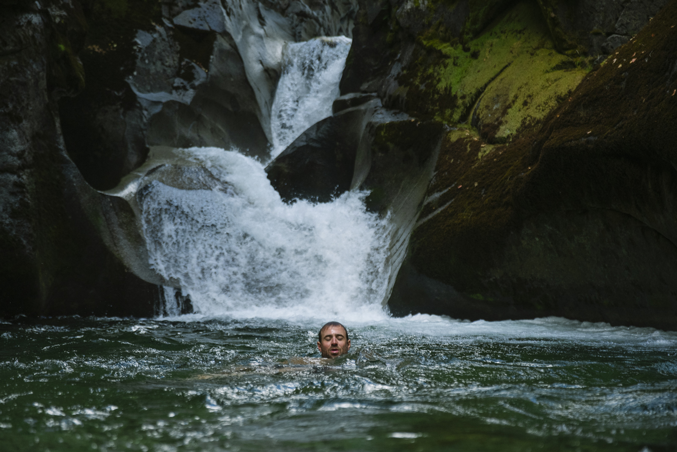 Kurt Sorge nimmt zur Abkühlung ein Bad im Fluss