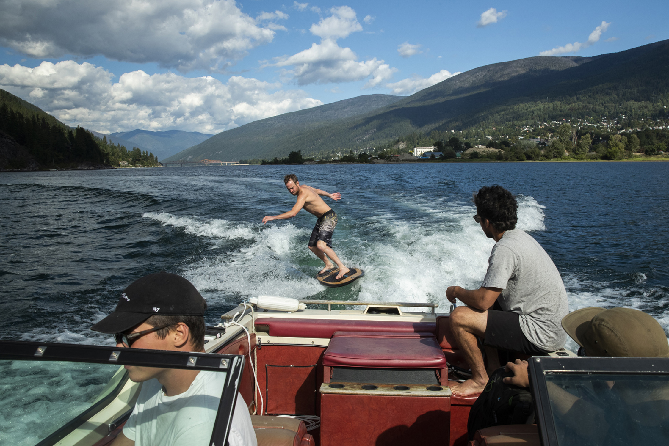 Kurt fait wake surf chez lui en Colombie-Britannique