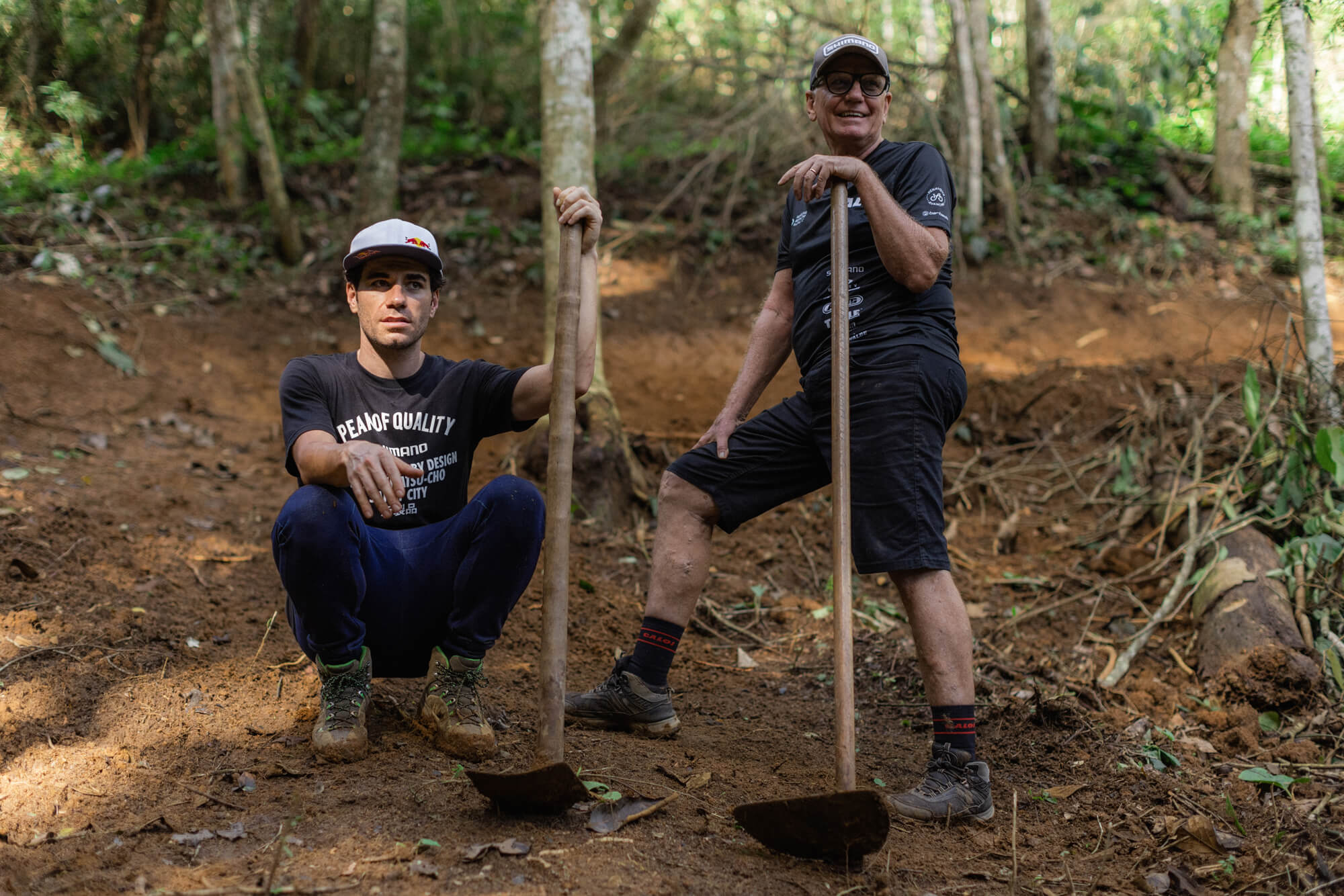 Avancini und sein Vater arbeiten am Trail für den MTB World Cup 