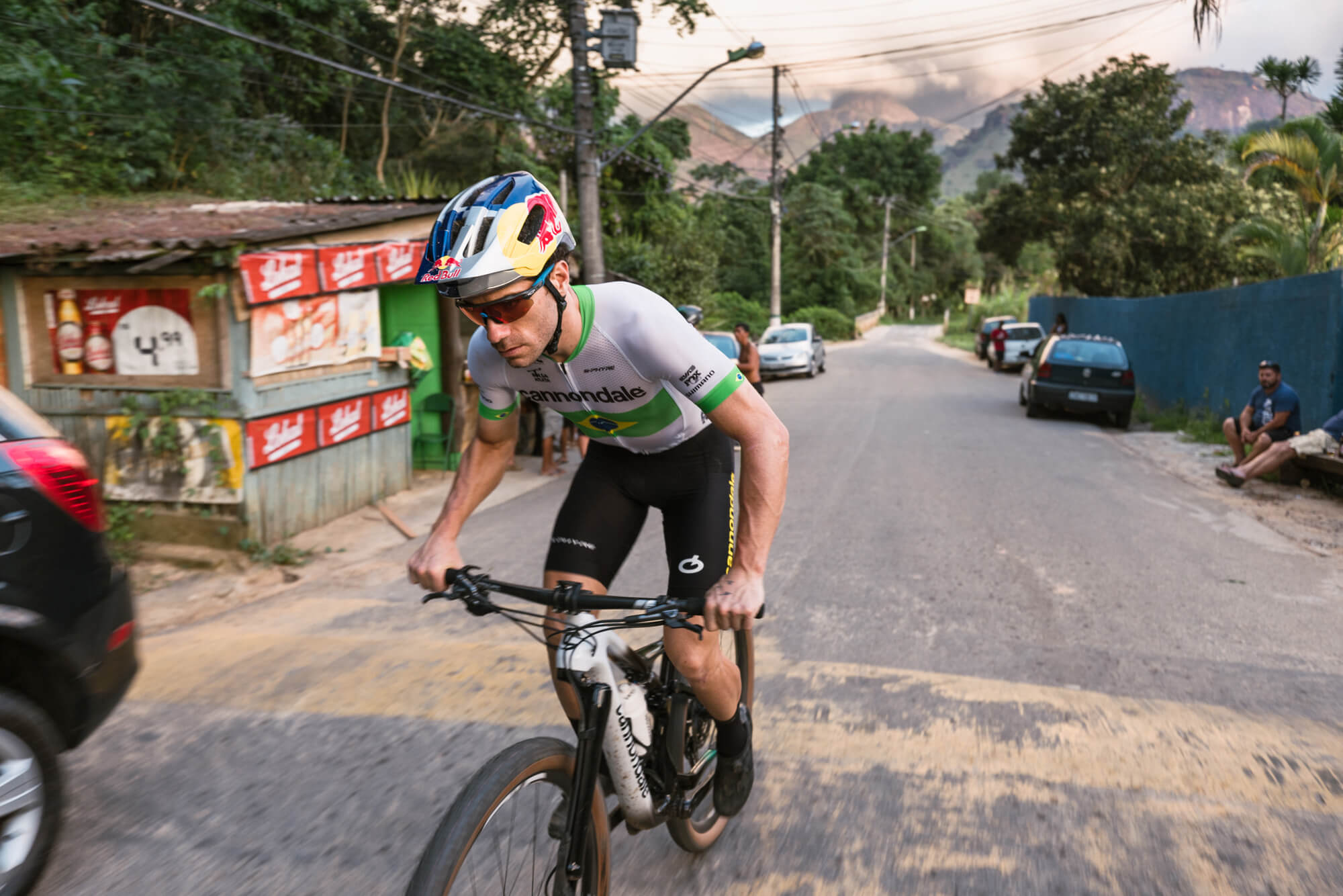 Red Bull Athlet Henrique Avancini beim Mountainbiken zu Hause in Brasilien 