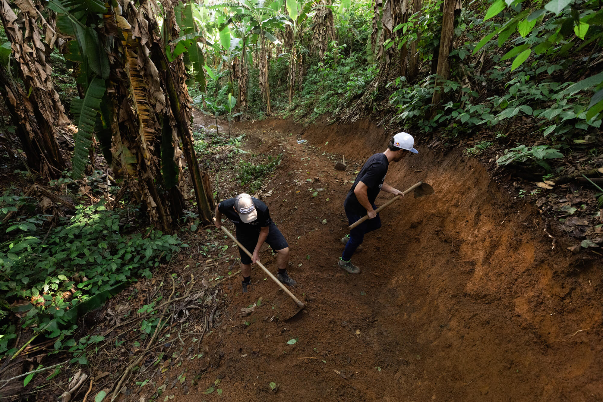 Henrique Avancini graver nye linjer på et spor i skoven i Brasilien 
