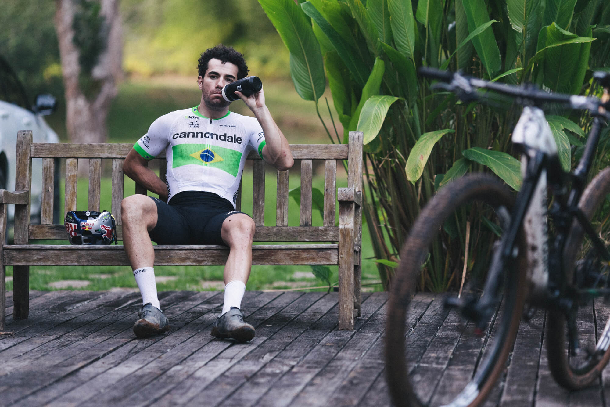 Henrique Avancini relajándose tras montar en bicicleta de montaña