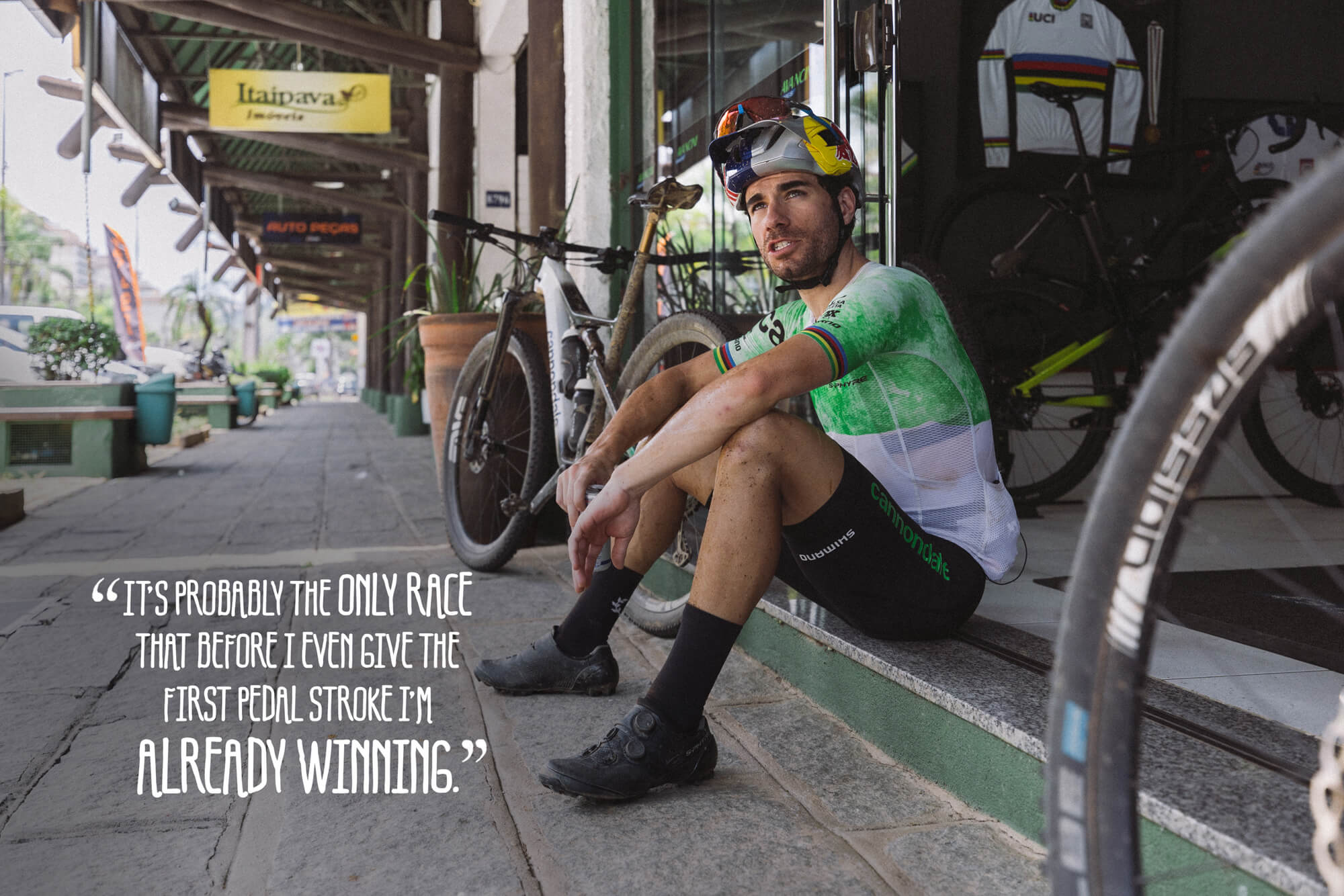 Henrique Avancini sentado fuera de su taller de bicicletas antes de salir a montar