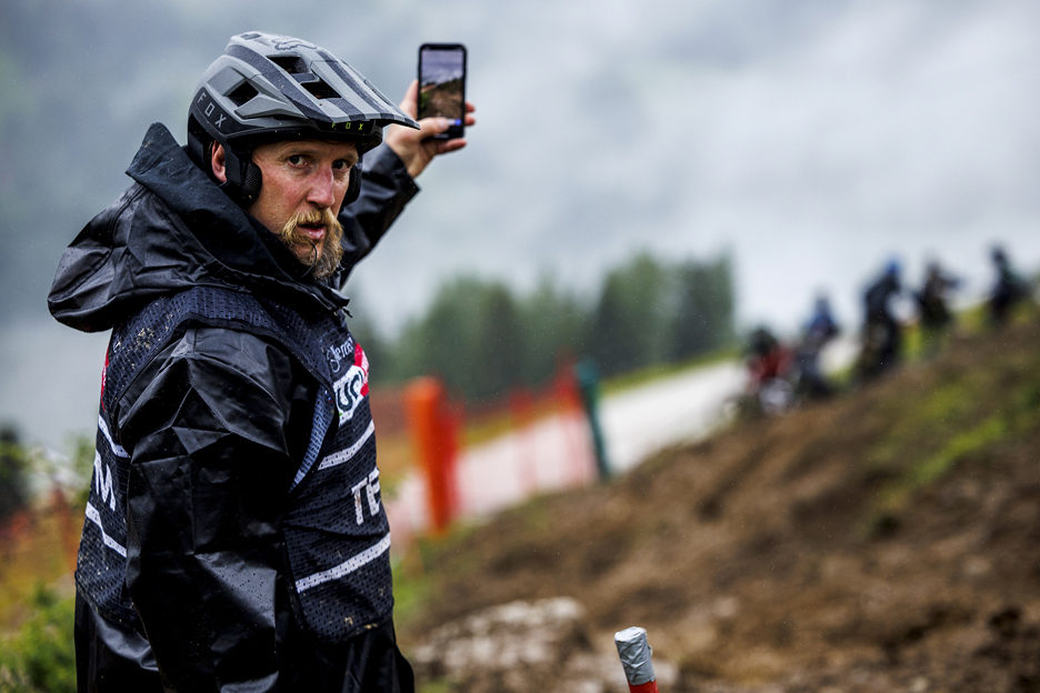 Steve Peat haciendo una foto de la pista en una prueba de descenso de la Copa del Mundo de la UCI