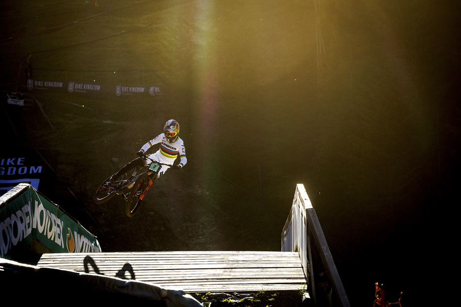 Steve Peat ayuda a Jackson Goldstone a revisar el vídeo de la pista de la Copa del Mundo de la UCI 