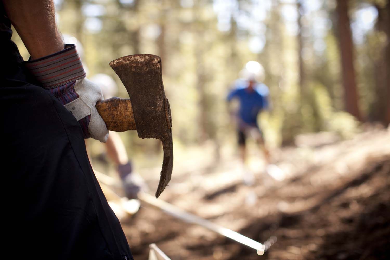 Gente trabajando en un sendero de ciclismo de montaña, defensa de los senderos ciclistas Shimano Trail Born. 