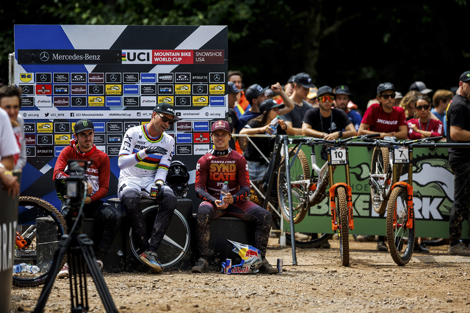 Laurie y Greg sentados en el asiento caliente en la carrera de la Copa del Mundo