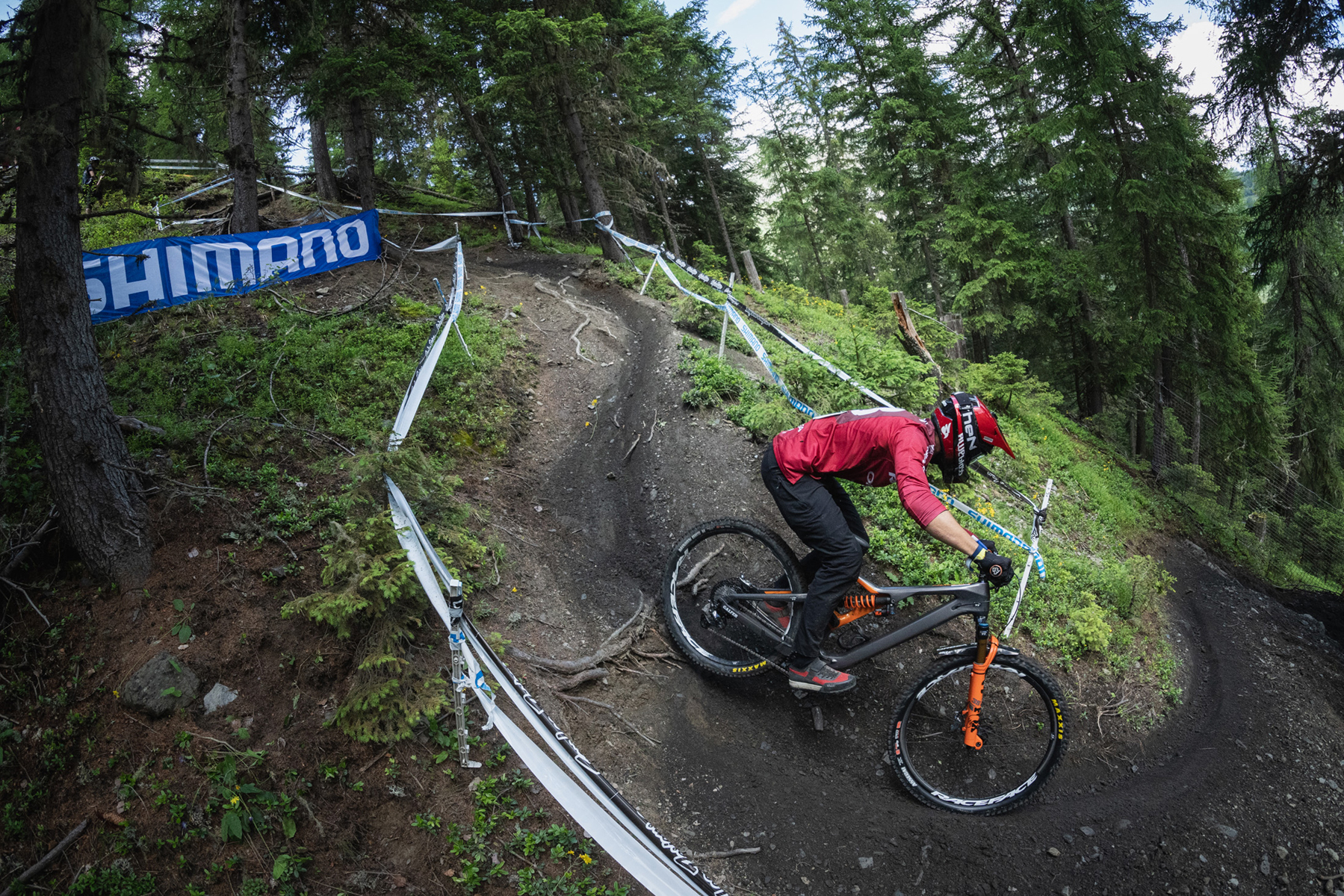 Un VTT équipé par Shimano en course sur les EWS