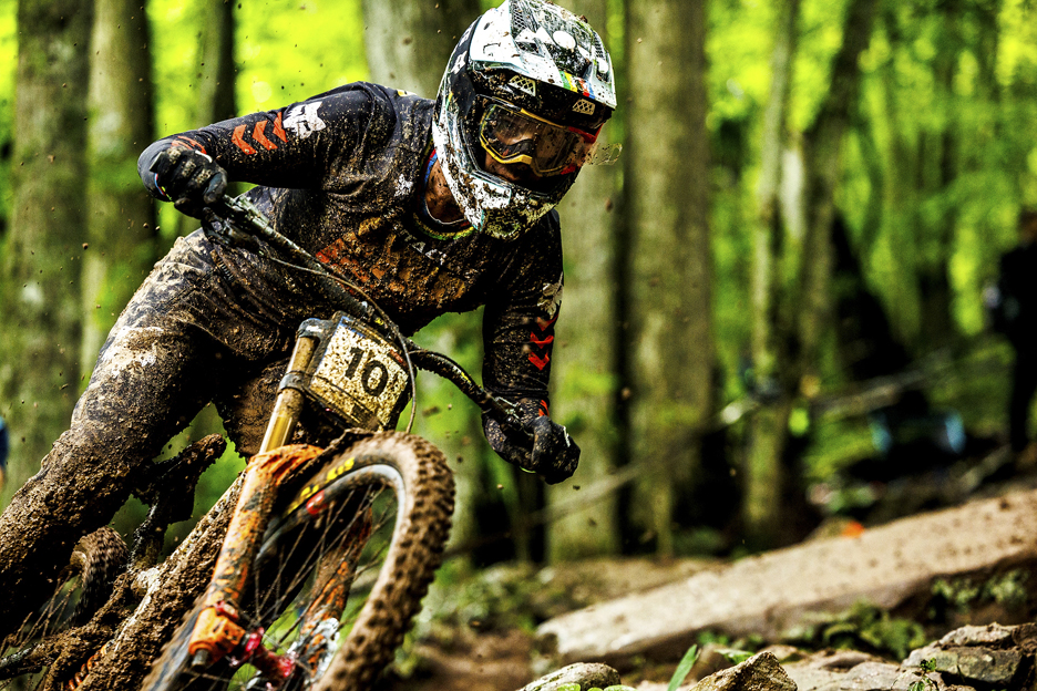 Greg Minnaar couvert de boue sur son vélo de descente 