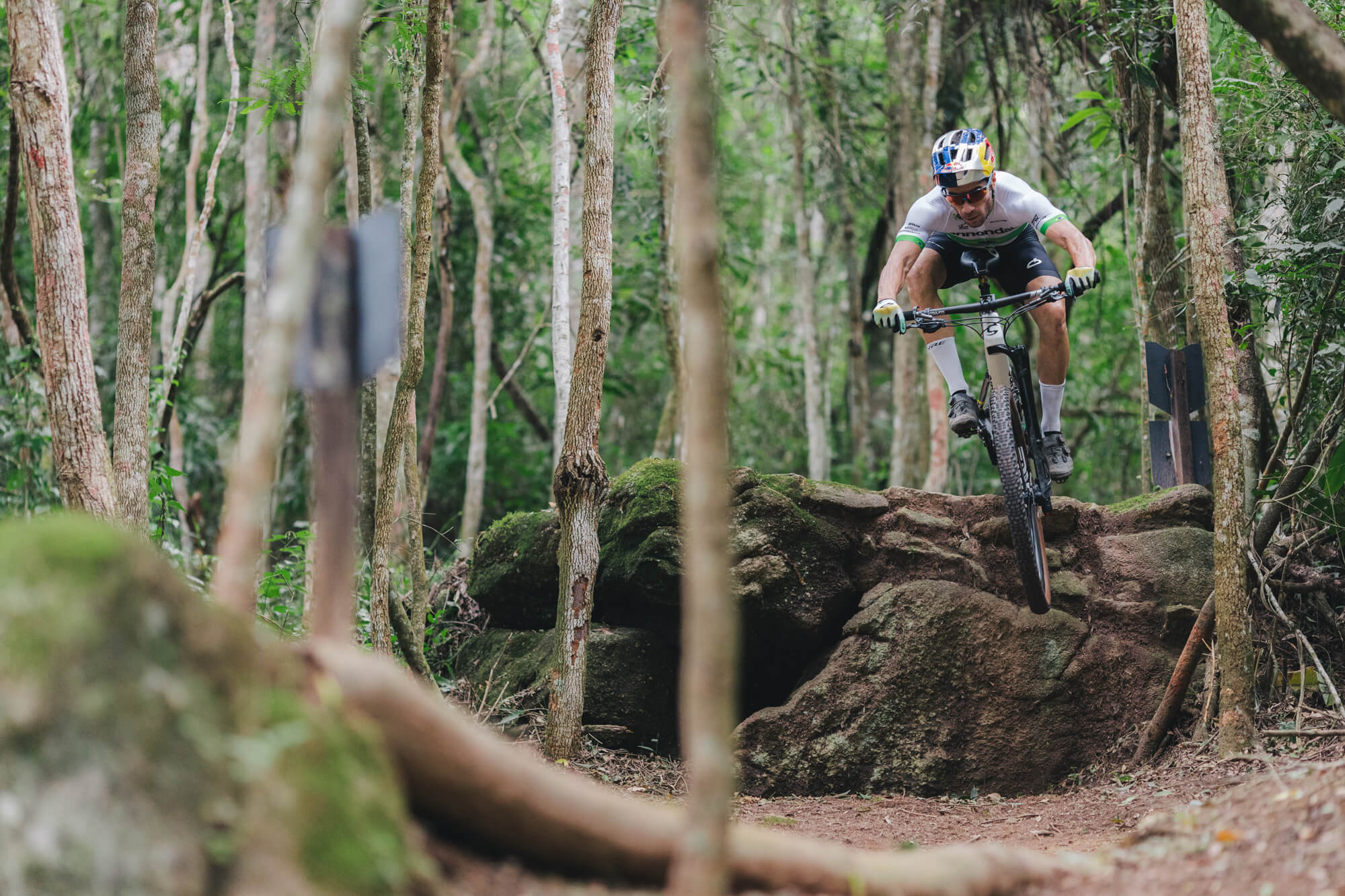 Henrique Avancini torna a casa sua in Brasile sulla sua mountain bike 