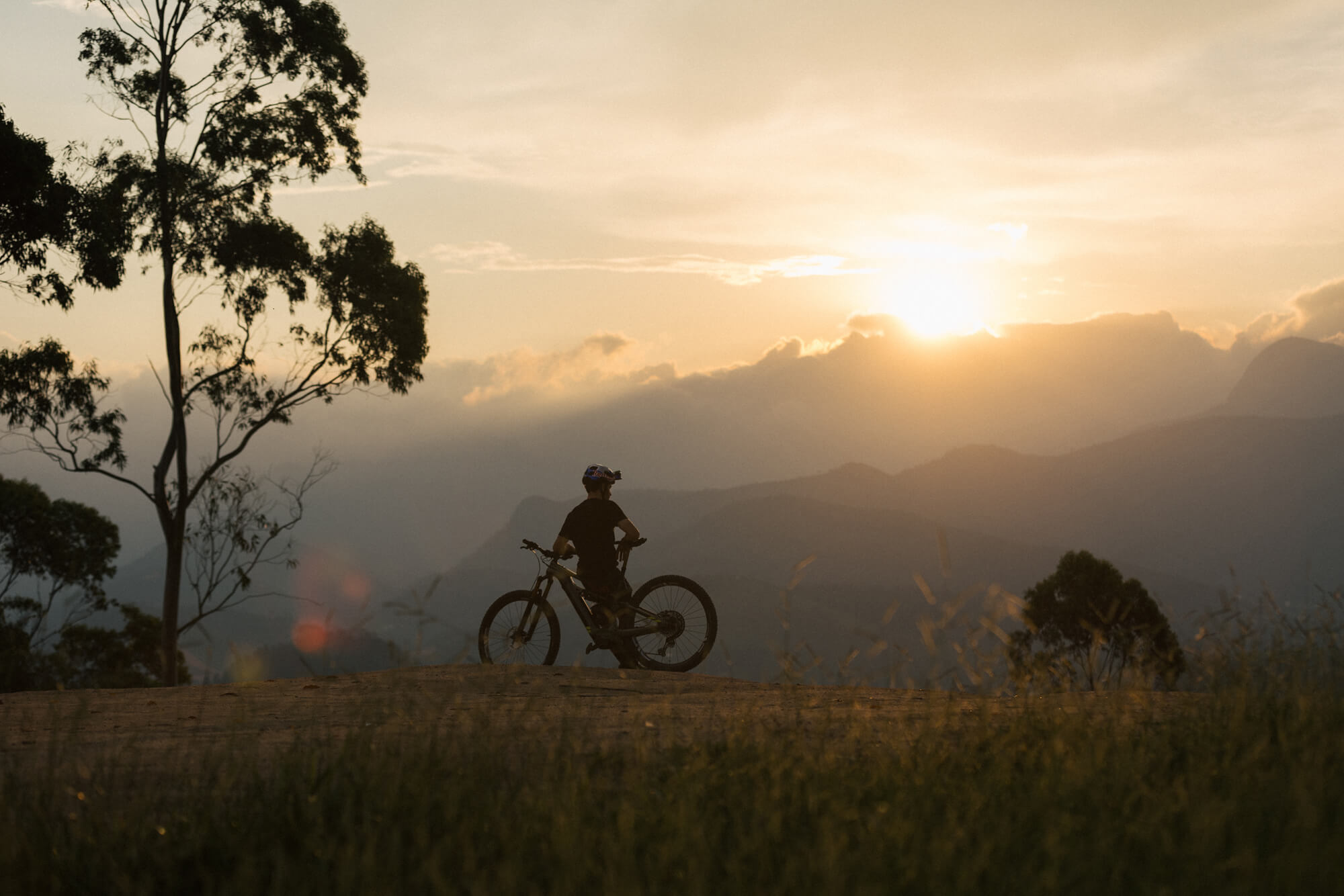 Ammirare il tramonto in sella a una mountain bike This is Home Shimano 
