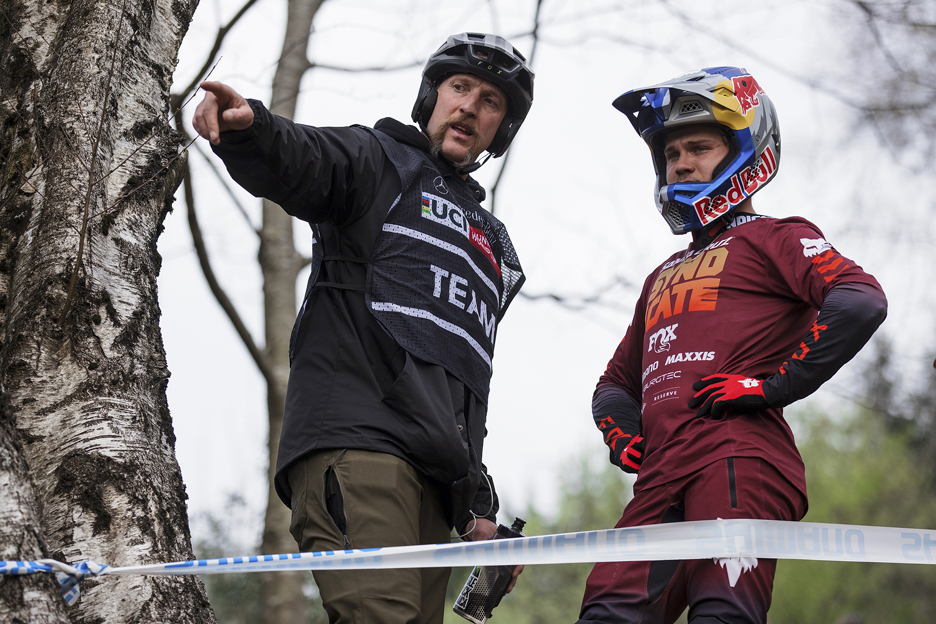 Steve Peat begeleidt Laurie Greenland van het Santa Cruz Syndicate 