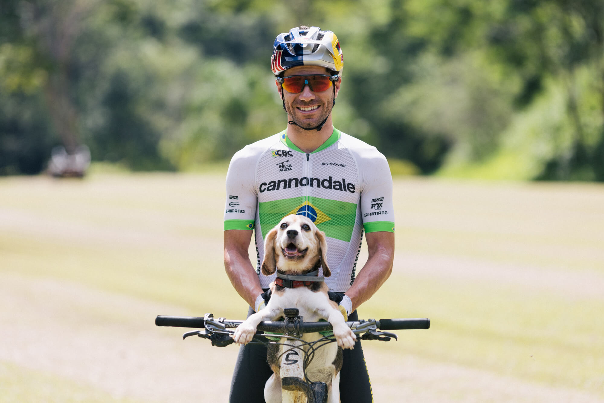 Henrique Avancini na rowerze górskim ze swoim psem