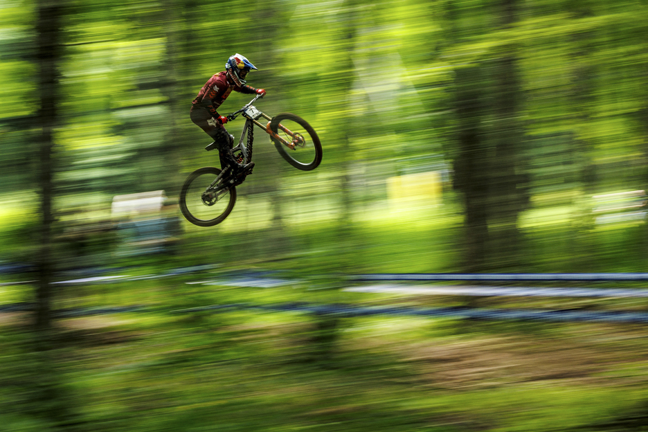 Laurie Greenland a dar um salto na sua bicicleta de downhill