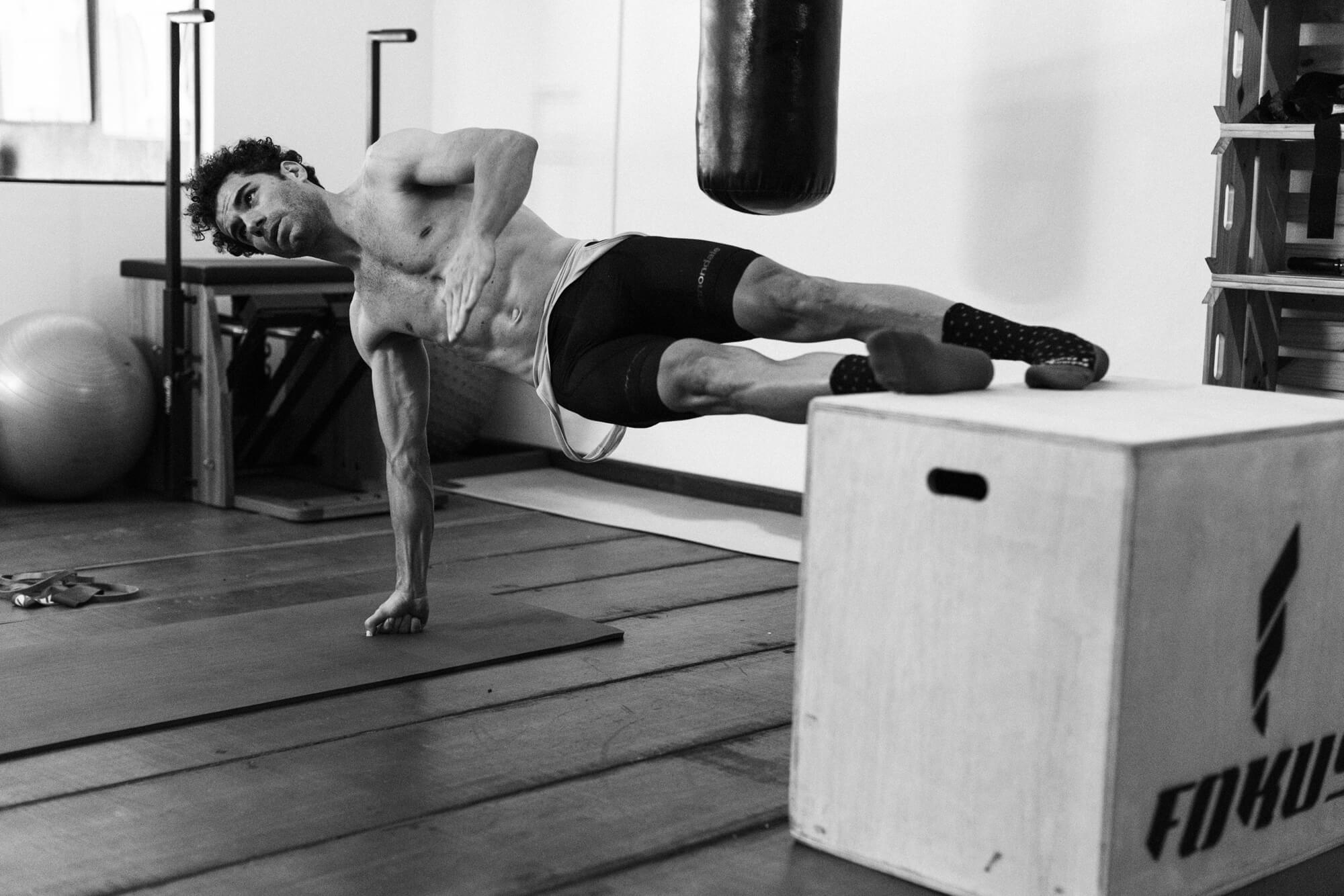 Henrique Avancini doing a core work out