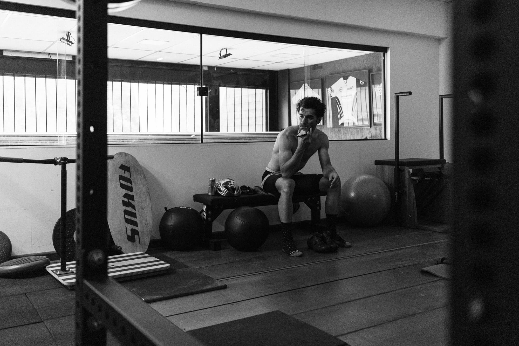 Henrique Avancini lifting weights at home 